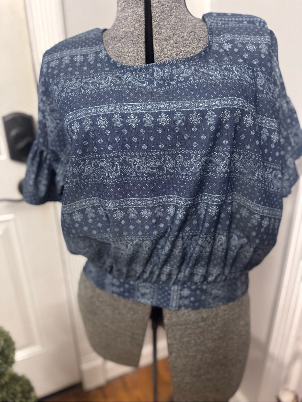 Women’s Grace & Emma Blue Paisley Print Banded Hem Women's Top With Tie NWT XL